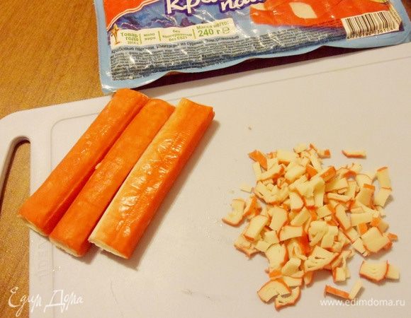 Крабовые палочки (крабовое мясо) Vici измельчить ножом.