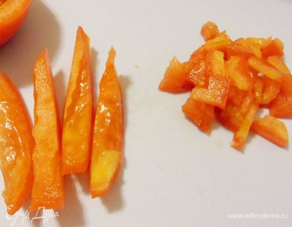 Помидор нарезать кубиками, предварительно удалив мякоть с семенами.