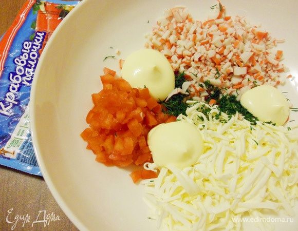 Добавить зелень, майонез и соль по вкусу.