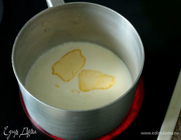 Нагреть молоко до кипения, но не кипятить. Расплавить в нем масло.