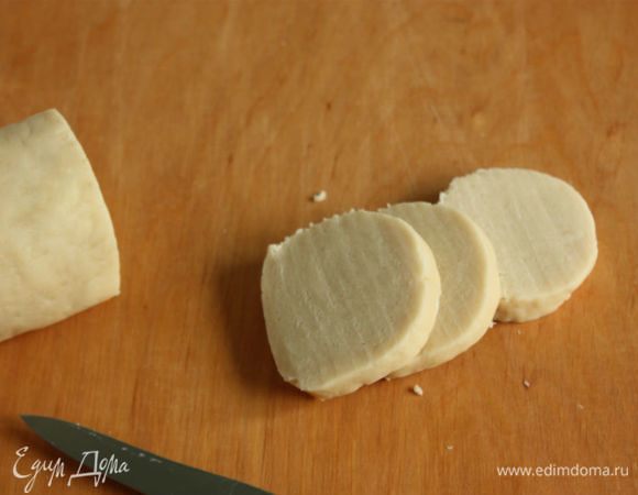 Мука нам больше не понадобится. Отрезайте от теста шайбочки по 30 граммов и держите их под влажной салфеткой. Лучше не нарезать все сразу.