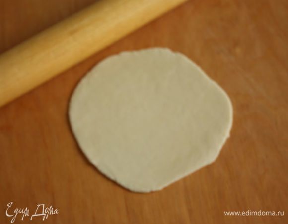 Каждый кусочек теста раскатать в очень тонкий пласт. Здесь на фото еще начало раскатывания.