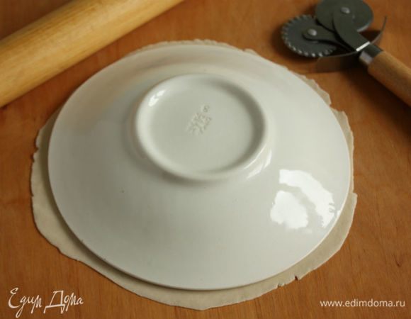 Используя тарелку как шаблон, вырезать ровный диск.
