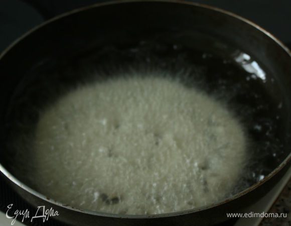 Рядом с плитой положите разделочную доску, а на нее —
 несколько слоев бумажного полотенца. Приготовьте вторую (потяжелее) разделочную доску, чтобы ею прижимать готовый хлеб. Пока он горячий, он не ломается и ему можно придать более плоскую форму.

В подходящей кастрюле (у меня глубокая сковорода) нагрейте масло и проведите тест с одним диском. 