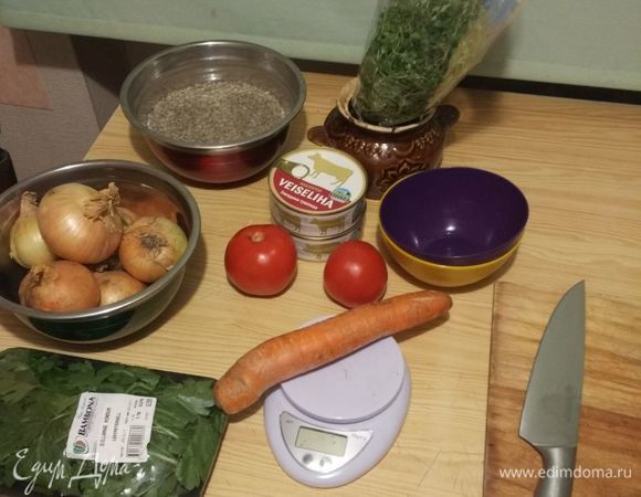 Перловую крупу промыть в холодной воде и замочить минимум на 6 часов, в течение которых воду меняем несколько раз. 
