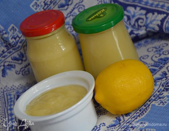 Крем накрыть пищевой пленкой прямо впритык, а не к краю посуды. Охладить, перелить в баночки и убрать в холодильник. После остывания и пребывания в холодильнике крем становиться очень густой текстуры. 
Все, можно взять круассаны или какую-нибудь сдобу и пить чай!