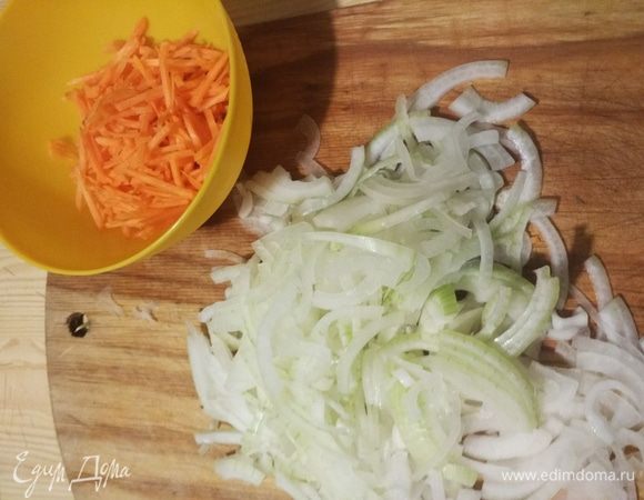 Нарезаем тонкой соломкой лук и морковь.
Пассеруем лук и морковь на растительном масле с низким нагревом. Масло должно приобрести желто-золотистый цвет по краю сковороды. Примерно 5-10 минут.
