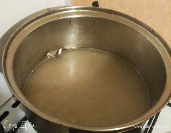 В кастрюлю с толстым дном закладываем размоченную перловую крупу и смесь воды и бульона. Варим на сильном нагреве до закипания. Солим, уменьшаем огонь на минимум, закрываем крышкой и варим 30 минут. 