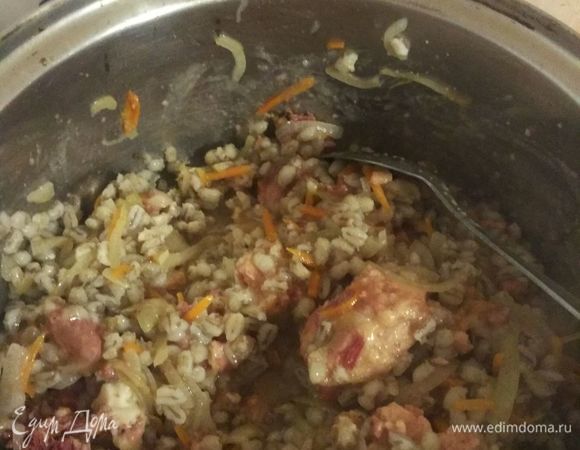 Тушенку доводим до комнатной температуры, удаляем лишний жир, при необходимости измельчаем. 
Добавляем тушенку и пассерованные лук с морковью в кастрюлю с перловкой и перемешиваем. 
Готовим при закрытой крышке 15-20 минут, ориентируясь на консистенцию. Каша не должна быть рассыпчатой, но зерна должны сохранить свою структуру и форму. 
Доводим до вкуса солью и перцем, перемешиваем, выкладываем веточку тимьяна, закрываем крышкой и даем постоять 10-15 минут.