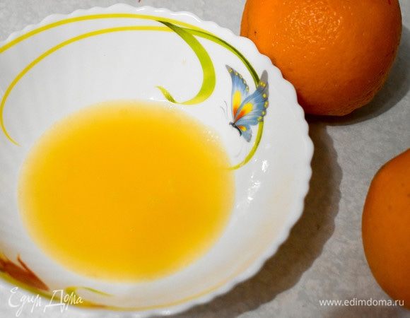 Апельсин разрезать на две части, выдавить сок. 