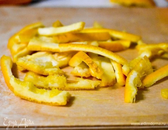 С кожуры апельсина срезать белую часть и нарезать тонкими полосками. 