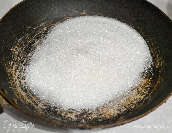 В глубокую сковороду высыпать сахар. 