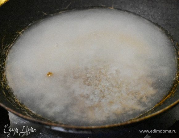 Добавить воды и поставить на медленный огонь. Уваривать минут 15, постоянно помешивая. 