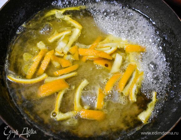 Затем добавить апельсиновый сок и кожуру. Еще минут 5 подержать на медленном огне. 