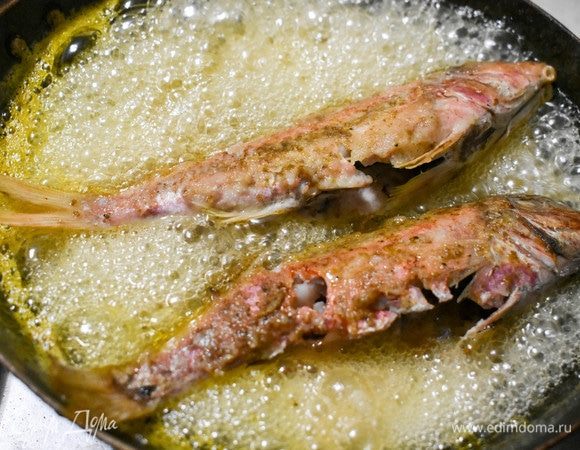 Выложить в карамельный соус рыбу. Тушить с каждой стороны по 1-2 минуты. 