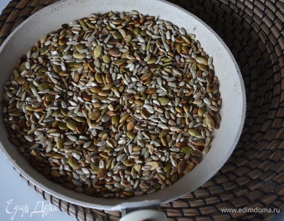 Семечки обжарить на сковороде.
