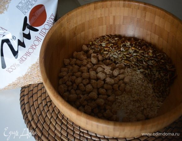 Смешать все сухие ингредиенты: овсяные хлопья, овсяные отруби ТМ «Лито», семечки, соль.