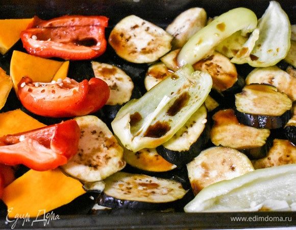 Овощи (тыкву, баклажаны, болгарский перец) замариновать в бальзамическом уксусе и соевом соусе. По желанию, посолить. Отправить в духовку на 30 минут.