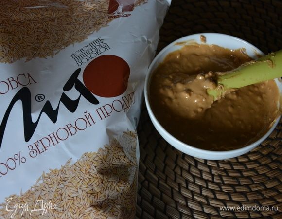 Немного подогреть арахисовую пасту в микроволновке, чтобы она стала жиже. У меня паста с кусочками орехов.