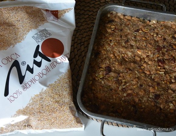 Смазать форму растительным маслом без запаха. Или лучше выложить пергамент. Мне пришлось много раз ударять форму об доску разделочную, чтобы мой злаковый пласт выскочил из формы)) Убрать в морозильную камеру на 20-30 минут.