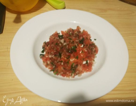 Подача. Выкладываем подушку из конкассе, на нее выкладываем кашу. Украшаем тарелку веточкой тимьяна. 