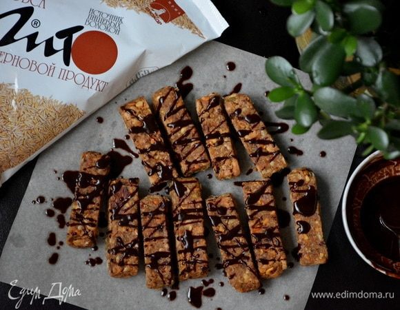 Можно полить шоколадом. Хранить в контейнере с крышкой в сухом прохладном месте.