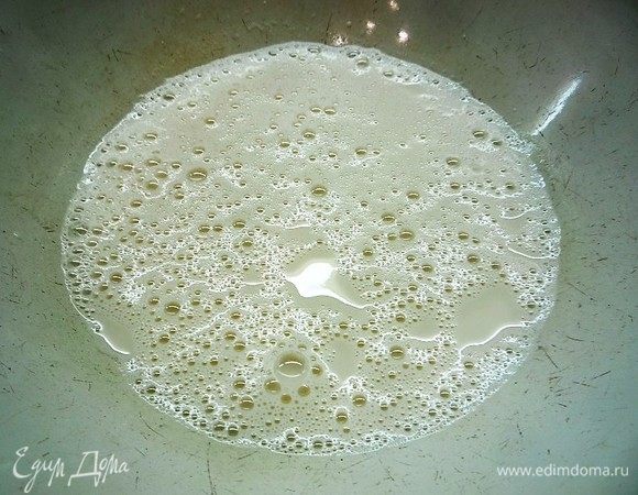 Приготовим тесто для расстегаев. Смешиваем молоко с водой, нагреваем до 40-45°С, выливаем в глубокую чашку, разводим дрожжи, добавляем 1 ч. л. сахара и 1 ст. л. муки, перемешиваем, накрываем полотенцем и убираем в теплое место на 20 минут.