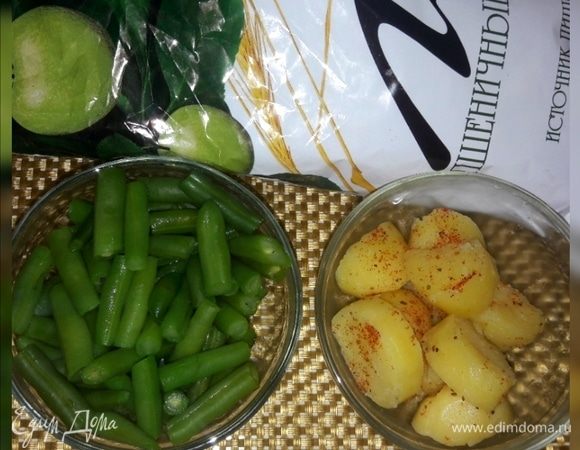 Картофель очистить, нарезать и поставить вариться в подсоленной воде, за пару минут до готовности всыпать стручковую фасоль. Можно и сварить ее отдельно, по желанию. На вкусовых качествах никак не отразится. После чего овощи остудить, а картофель посыпать пряными специями.