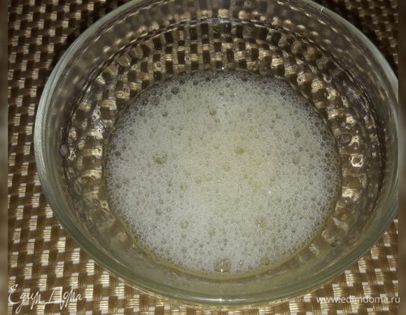 Следующим шагом взбить в пену белки, желтки нам не понадобятся. Взбитые белки добавить в массу из муки, замесить тесто консистенцией, как пластилин.