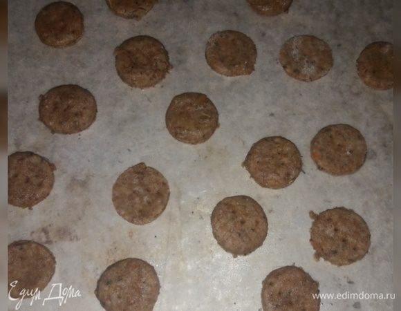 Раскатать тесто, вырезать из него крекеры нужной формы и поставить в разогретую духовку. Выпекать будем 7-10 минут.