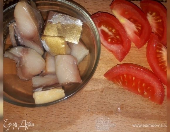 Итак, пока крекеры в духовке, рыбу очистить от кожи и костей, нарезать небольшими кусочками. А помидоры дольками.