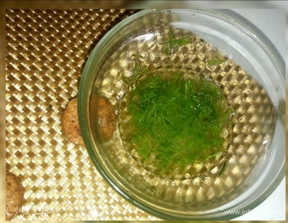 Для заправки нужно смешать оливковое масло с лимонным соком, добавить мелко нарезанный укроп, а также можно в заправку добавить и соевый соус, по желанию.