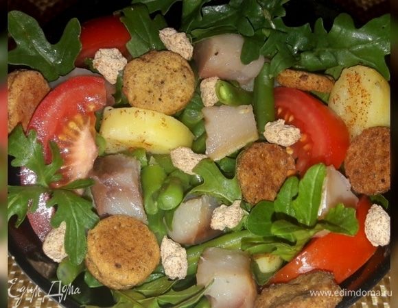 Когда крекеры будут готовы и остужены, в миску выложить любую смесь салата или руколу, а на нее — все остальные ингредиенты, полить заправкой, соль, перец добавить по вкусу и сверху выложить отруби и готовые крекеры. Приятного аппетита!