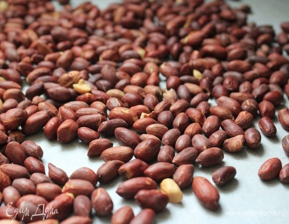 Орехи в течение пяти минут обжарить в духовом шкафу при температуре 180°C.