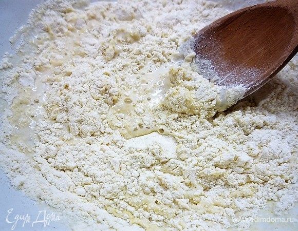 По истечении времени добавляем в опару просеянную муку, перемешиваем.