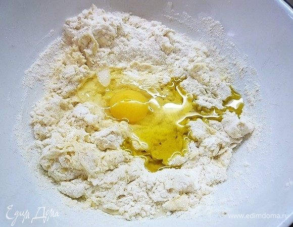 Добавляем яйцо, 1 ч. л. соли, 3 ст. л. оливкового масла. Замешиваем тесто.