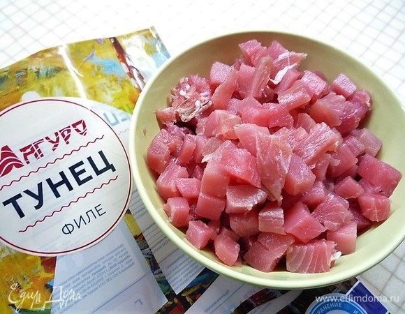 Филе тунца ТМ «Магуро» размораживаем и нарезаем небольшими кусочками.