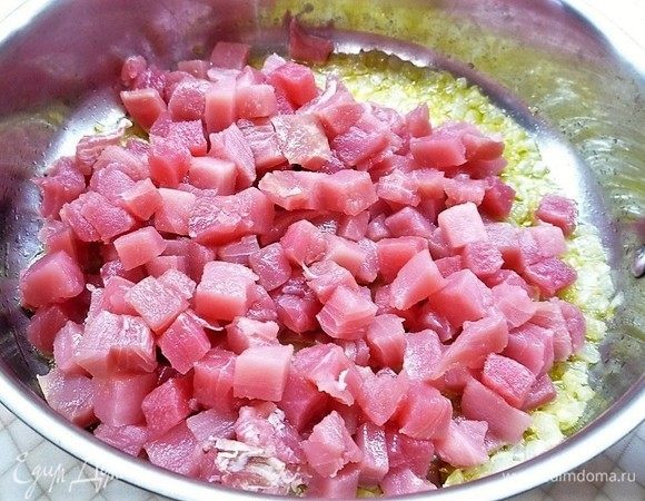 Добавляем филе тунца, перемешиваем и обжариваем 3-4 минуты.