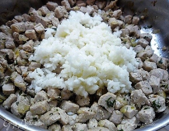 Добавляем отваренный рис, солим и перчим по вкусу, добавляем кардамон, рубленую зелень, перемешиваем и жарим 2-3 минуты.