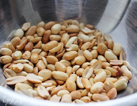 Арахис очистить от шелухи.