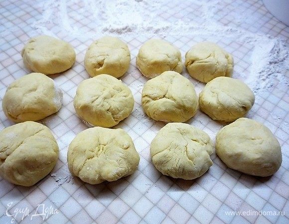 Подошедшее тесто слегка обминаем, делим на 12 частей.