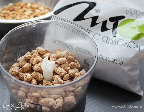 Отруби ТМ «Лито» высыпать в чашу блендера.