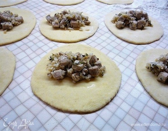 Каждую часть раскатываем в толстую лепешку, на середину каждой кладем 1 ст. л. с горкой начинки.