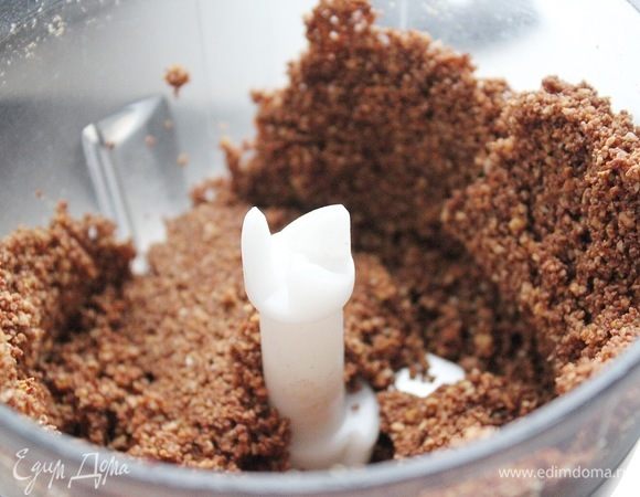 В зависимости от мощности блендера, возможно, придется остановиться, чтобы измельченную массу со стенок вернуть в центр чаши.