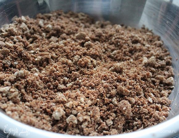 Соединить подготовленные отруби и арахис, тщательно перемешать.