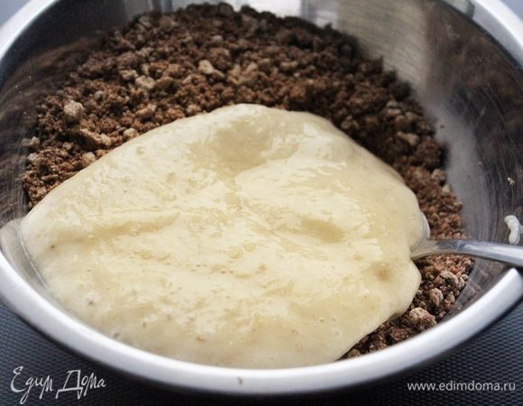 Банановую массу добавить к отрубям и арахису.