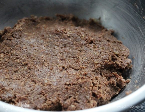 Тщательно перемешать до получения однородной липкой массы. Дать массе постоять 15-20 минут. 