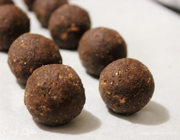 Из полученной массы скатать шарики. Из указанного количества ингредиентов вышло 20 штук. Убрать в холодильник на 30 минут. 