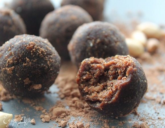 По консистенции и вкусу очень напоминают пирожное «Картошка». Вкус банана еле улавливается.