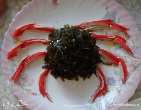 Морскую капусту выложить горкой в середине тарелки.